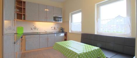 Kühlschrank, Mikrowelle, Ofen, Geschirrspüler