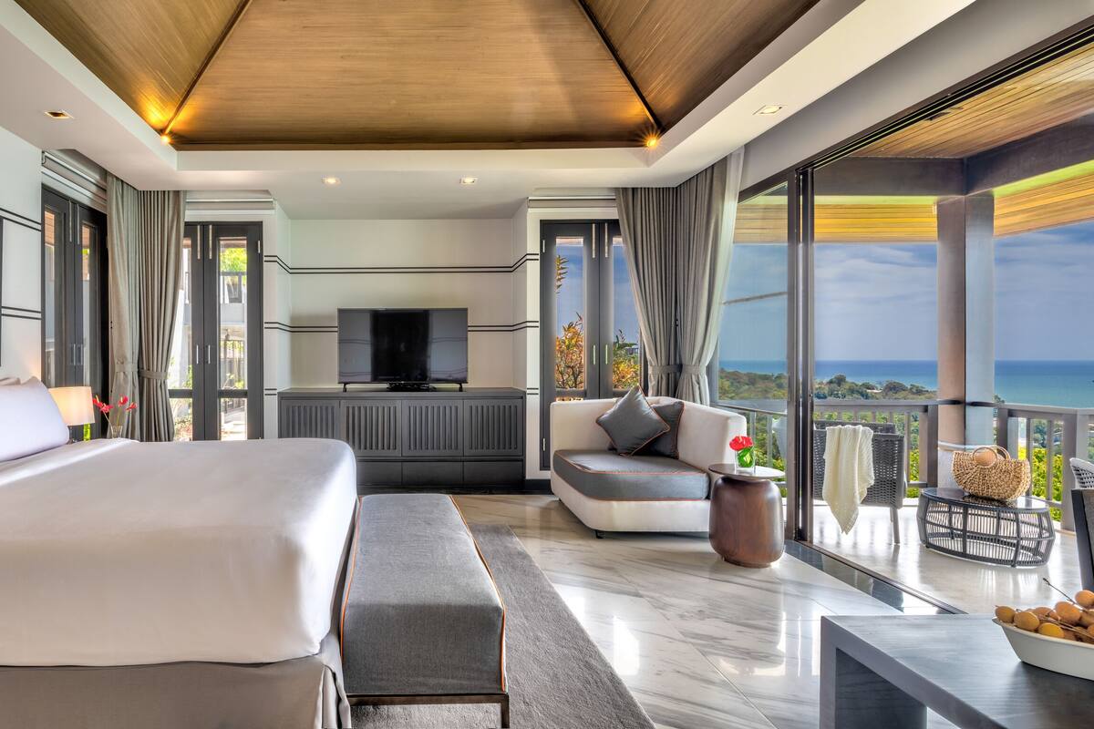 4 bedrooms, memory-foam beds, minibar, in-room safe