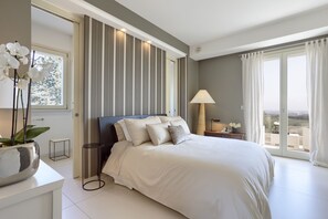 5 sovrum, värdeförvaringsskåp på rummet och skrivbord