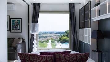 5 camere, una cassaforte in camera, una scrivania, ferro/asse da stiro