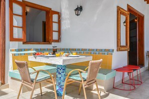 تناول الطعام بالخارج