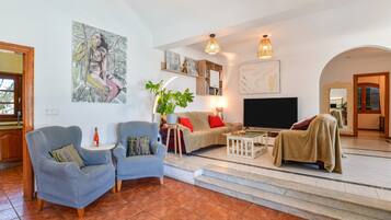 Fernseher, Kamin, DVD-Player, Stereoanlage