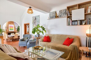 TV, fireplace, DVD player, stereo