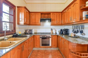 ثلاجة، ميكروويف، فرن، موقد طهي مسطح