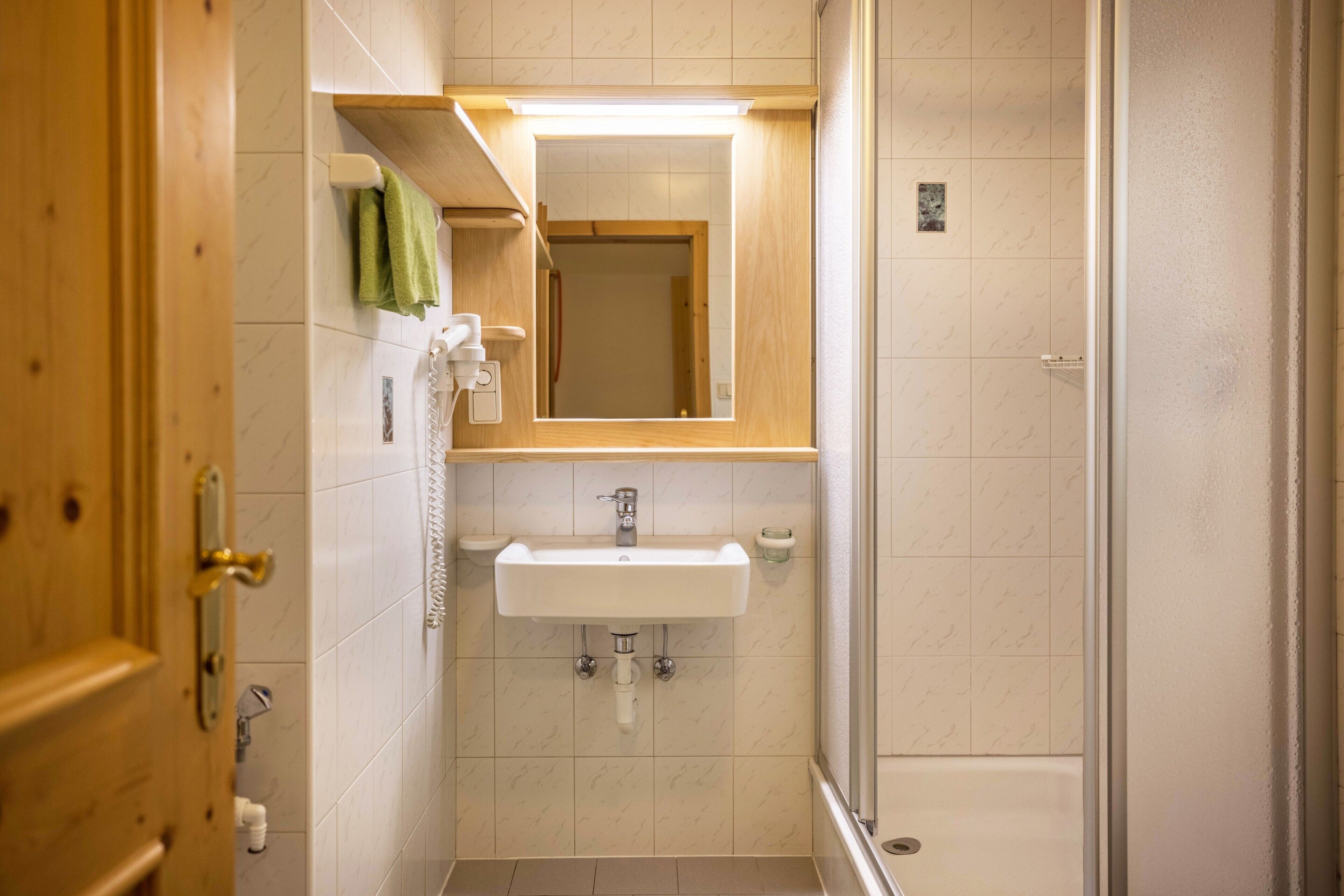 Douche, sèche-cheveux, serviettes fournies