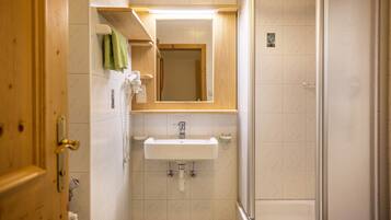 Douche, sĂšche-cheveux, serviettes fournies