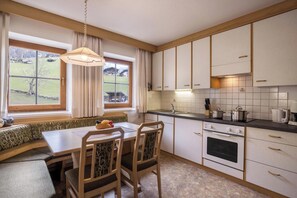 Frigorífic, forn, placa de cuina i cafetera i tetera 