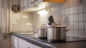 Fridge, oven, stovetop, coffee/tea maker