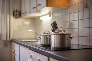 Refrigerador, horno, placa de cocina, cafetera/tetera