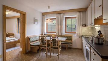 Réfrigérateur, four, plaque de cuisson, cafetiÚre/bouilloire