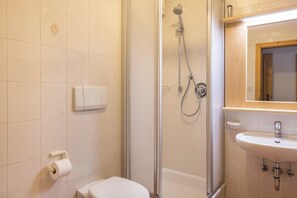 Shower, hair dryer, towels - Apartment “Edelweiß” with Mountain View, Wi-Fi, Balcony & Garden (St.Jakob im Ahrntal)