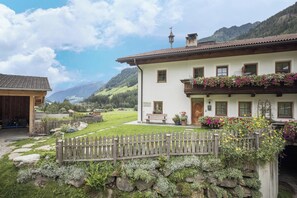 Exterior - Apartment “Edelweiß” with Mountain View, Wi-Fi, Balcony & Garden (St.Jakob im Ahrntal)