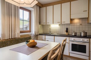 Fridge, oven, stovetop, coffee/tea maker - Apartment “Edelweiß” with Mountain View, Wi-Fi, Balcony & Garden (St.Jakob im Ahrntal)