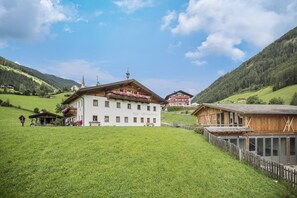 Exterior - Apartment “Edelweiß” with Mountain View, Wi-Fi, Balcony & Garden (St.Jakob im Ahrntal)