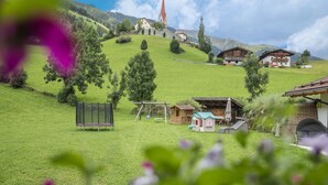 Un cadre rural avec une église, des maisons en bois et un terrain de jeux.