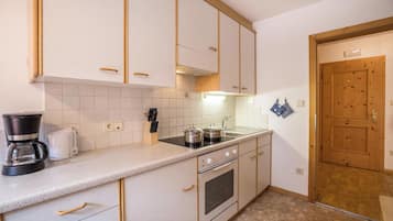 Fridge, oven, stovetop, coffee/tea maker