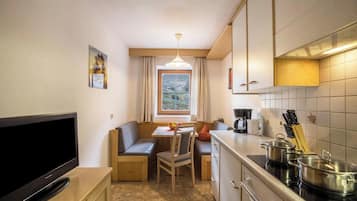 Fridge, oven, stovetop, coffee/tea maker