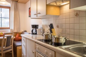 Refrigerador, horno, placa de cocina, cafetera/tetera