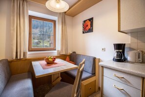 Dining - Apartment “Bärental” in Beautiful Scenery with Mountain View, Wi-Fi & Garden (St.Jakob im Ahrntal)