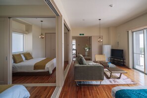 Habitación familiar, para no fumadores (101-GRANDE) | Decoración personalizada, cortinas blackout, wifi gratis y ropa de cama 