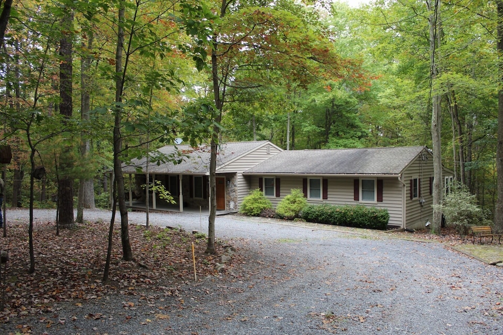 Spacious Open Floor Plan, DECK, Firepit, Childrens Play area; Woodland Getaway!!