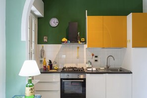 Appartement, 1 slaapkamer | Privékeuken | Een koelkast, een oven, een kookplaat, een vaatwasser