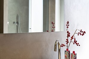 Departamento, 1 habitación | Baño | Regadera, regadera tipo lluvia, secadora de cabello, bidet 
