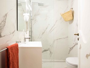 Departamento, 2 habitaciones | Baño | Regadera, regadera tipo lluvia, secadora de cabello, bidet