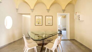 Apartamento, 2 habitaciones | Servicio de comidas en la habitación