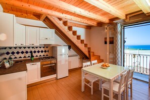 Apartamento, 2 habitaciones | Cocina privada | Frigorífico grande, horno, placa de cocina y utensilios de cocina