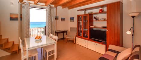 Departamento, 2 habitaciones | Área de sala de estar | Televisión de pantalla plana