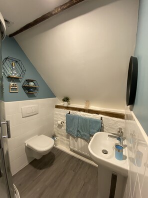 Douche, sĂšche-cheveux, serviettes fournies, savon