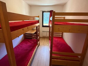 2 bedrooms - 2-room ski-in with balcony, pets allowed (Les Adrets-Prapoutel)