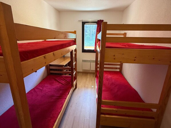 2 bedrooms - 2-room ski-in with balcony, pets allowed (Les Adrets-Prapoutel)