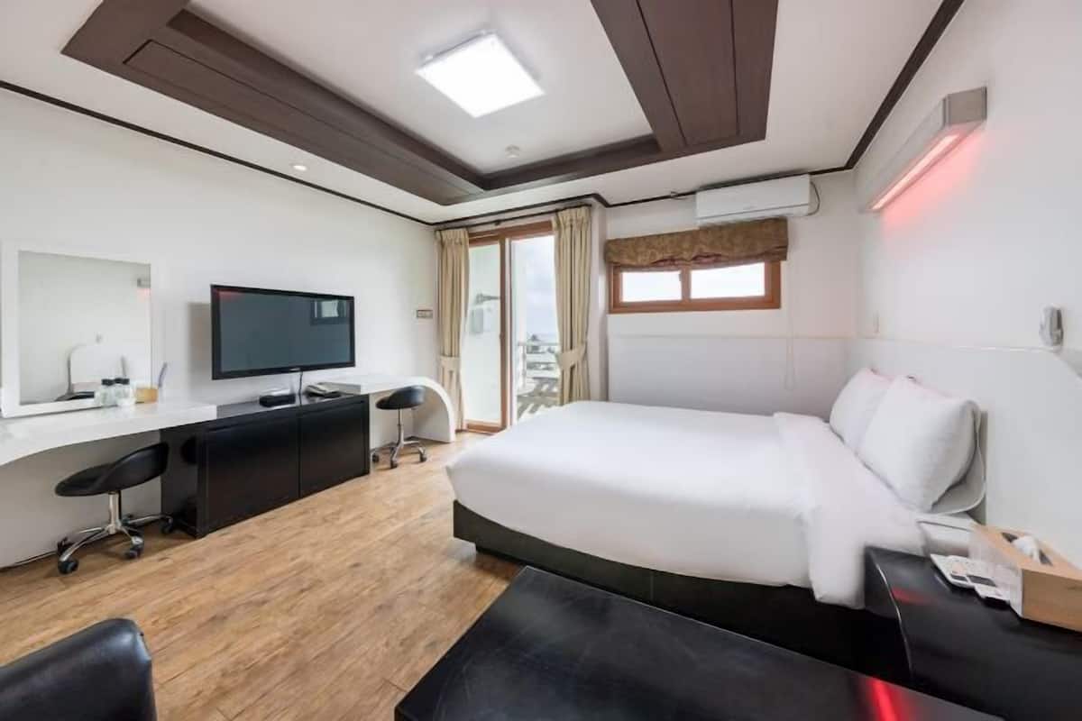 1 bedroom, blackout curtains, free WiFi, bed sheets
