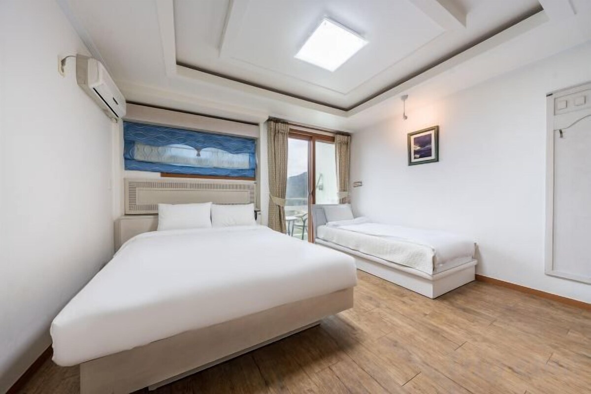 Blackout drapes, WiFi (free), bed sheets