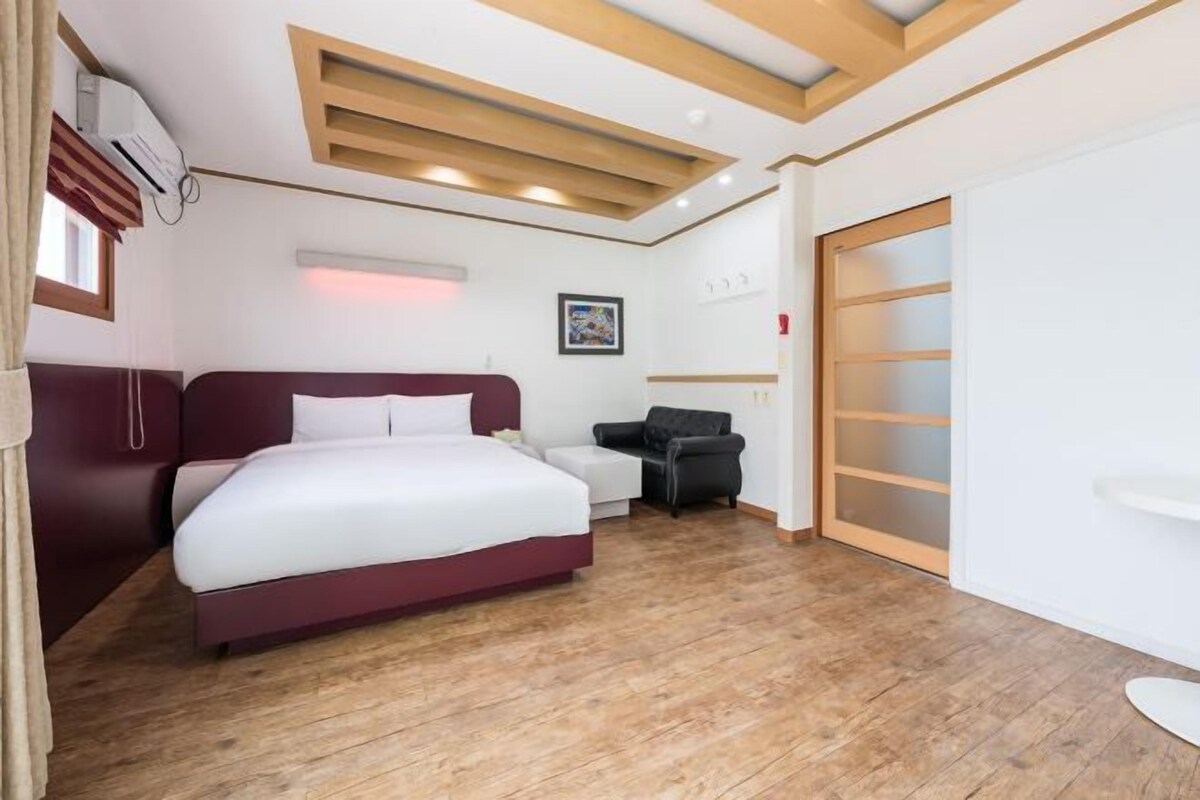 Blackout drapes, WiFi (free), bed sheets