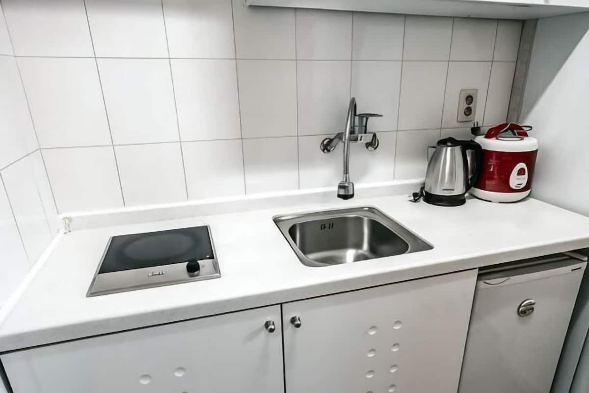 Private kitchen | Mini-fridge, microwave, stovetop, rice cooker
