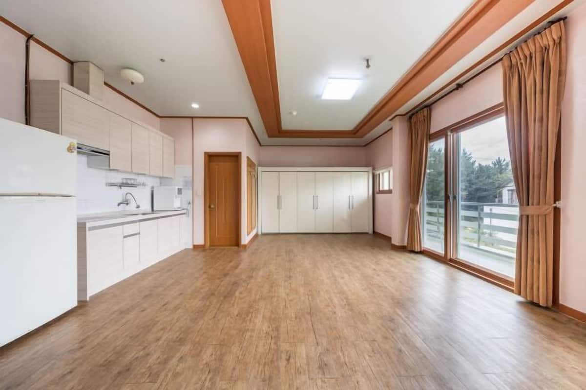 1 habitación, cortinas blackout, wifi gratis y ropa de cama
