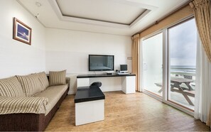 Superior Twin Room, Ocean View | 1 bedroom, blackout drapes, free WiFi, bed sheets