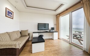 Habitación superior con 2 camas individuales, vistas al mar | Cortinas opacas, wifi gratis, ropa de cama