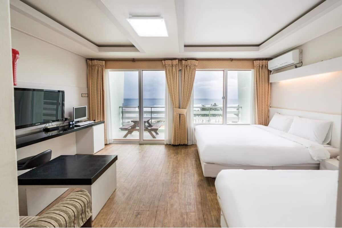 Habitación superior con 2 camas individuales, vista al océano | 1 habitación, cortinas blackout, wifi gratis y ropa de cama