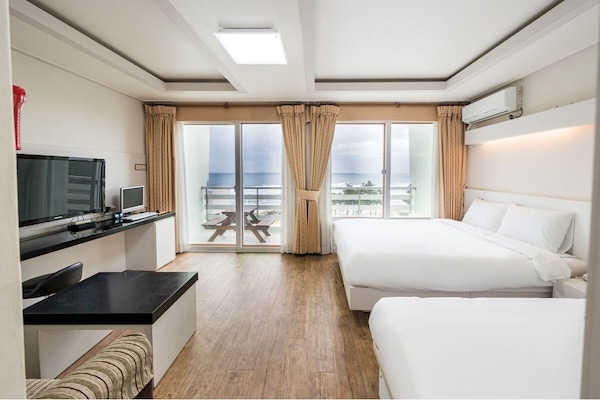Superior Twin Room, Ocean View | Langsir/tirai gelap terus, Wi-fi percuma, cadar katil