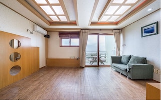 Estudio superior, vistas al mar | Cortinas opacas, wifi gratis, ropa de cama