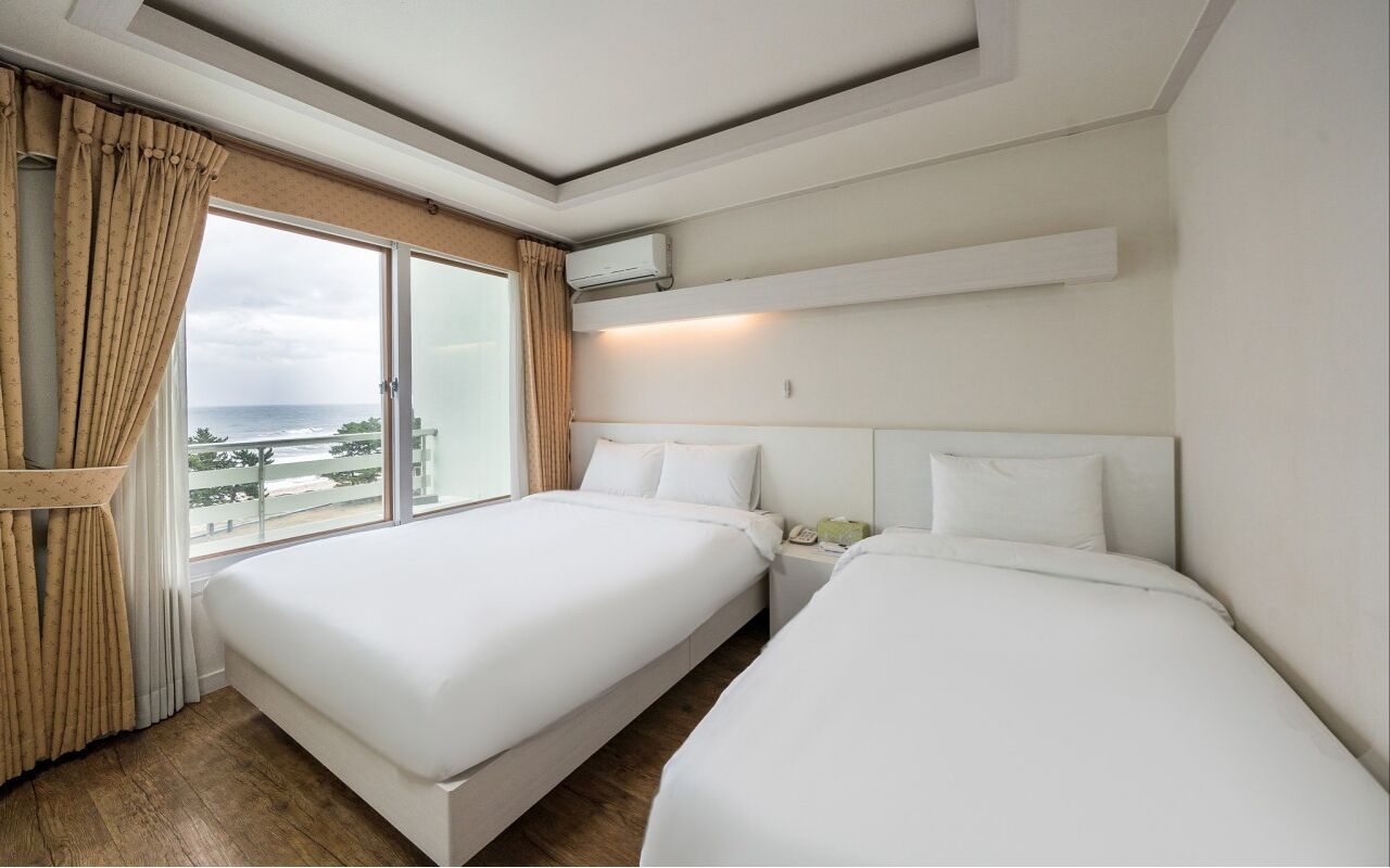 Habitación superior con 2 camas individuales, vistas al mar | Cortinas opacas, wifi gratis, ropa de cama