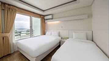 Habitación superior con 2 camas individuales, vistas al mar | Cortinas opacas, wifi gratis, ropa de cama