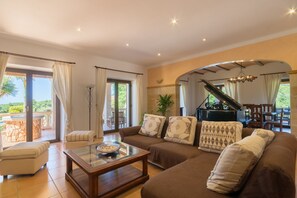 TV, fireplace, stereo