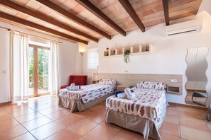 5 chambres, coffres-forts dans les chambres, fer et planche à repasser
