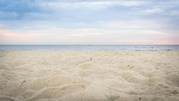 Una spiaggia nelle vicinanze, sabbia bianca