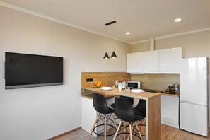 Apartemen Comfort | Dapur pribadi | Lemari es besar, microwave, kompor, dan mesin pencuci piring